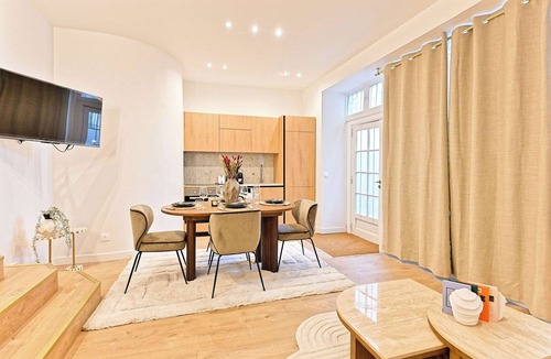 Quartier de Rochechouart Apartment | Sublime air-conditioned flat Galeries Lafayette