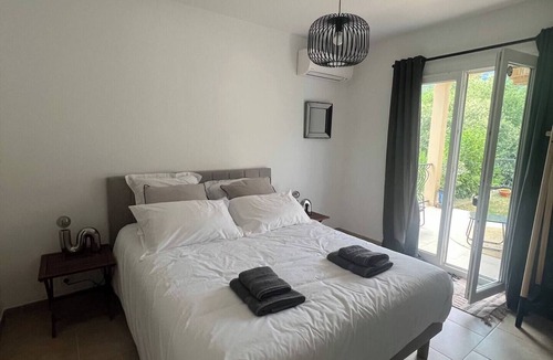 Villelongue-dels-Monts Bed & Breakfast | SUITE Les Albères: View of the Pool and Terrace