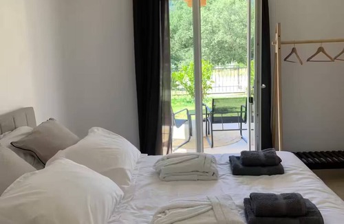 Villelongue-dels-Monts Bed & Breakfast | SUITE Les Albères: View of the Pool and Terrace