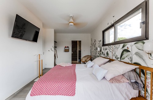 Parentis-en-Born Bed & Breakfast | Suite Papillons Guest Room – Saltwater Pool, Terrace & Shared Garden