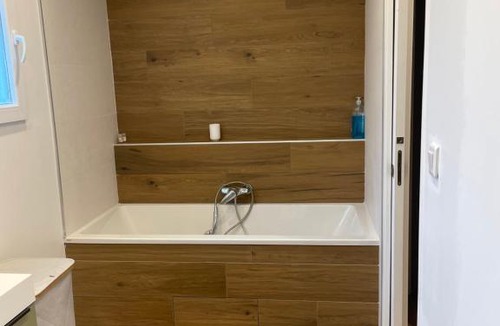 Chassieu House | Suite parentale avec salle de bains et toilettes privées
