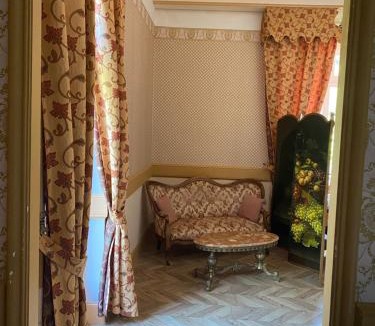 Saint-Barthelemy-de-Vals Bed & Breakfast | Suite romantique d'Isoarde des Baux - Château de Rochetaillée