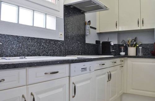Le Lavandou Apartment | Sunny 2-Room Apartment for 4 with Terrace, AC, and Parking, Near Saint-Clair Beach