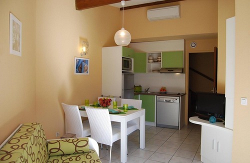 Saint-Cyprien Plage Cottage | Sunny Duplex Cottage for 4