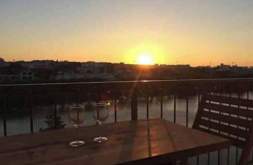 Les Gondoles Apartment | Sunny Flat & River Border view, 30min to Paris center
