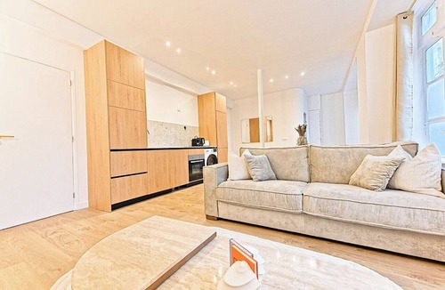 Quartier de Rochechouart Apartment | Superb air-conditioned flat Galeries Lafayette