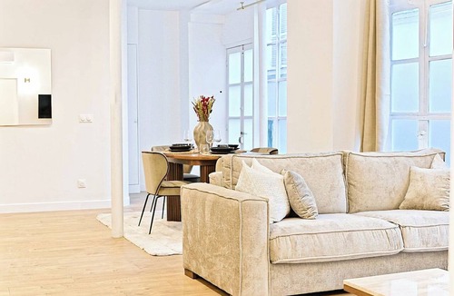 Quartier de Rochechouart Apartment | Superb air-conditioned flat Galeries Lafayette