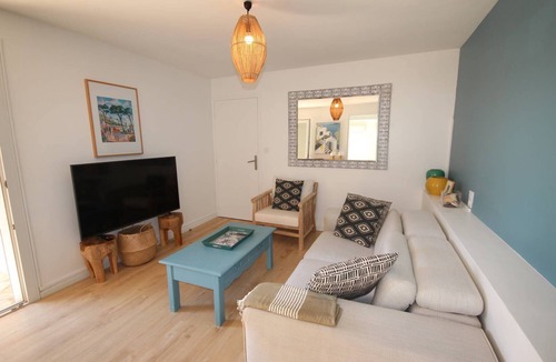 Portiragnes-Plage Apartment | Superb flat with air conditioning for 5 people, south exposed, Wifi, 20m away from the beach of.