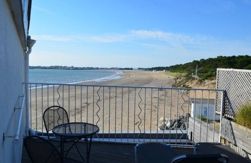 Saint-Georges-de-Didonne Apartment | Superb studio on the beach with exceptional sea view: feet in the water