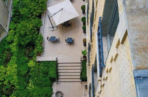 Champs-Elysees Apartment | Superior Room With Aircon In Champs Elysees