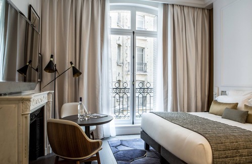 Champs-Elysees Apartment | Superior Room With Aircon In Champs Elysees