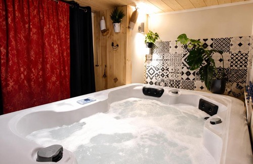 Quartier Hyper-Centre Apartment | Sweet Loft Grenoble-Love Room avec jacuzzi & sauna