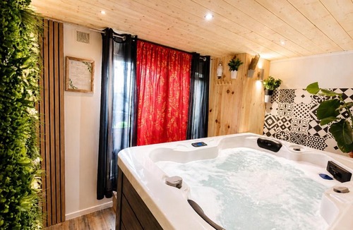 Quartier Hyper-Centre Apartment | Sweet Loft Grenoble-Love Room avec jacuzzi & sauna