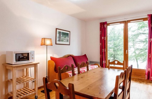 Besse-et-Saint-Anastaise Apartment | Swimming pool, balcony, parking, tv, ski locker, 45m², Super Besse