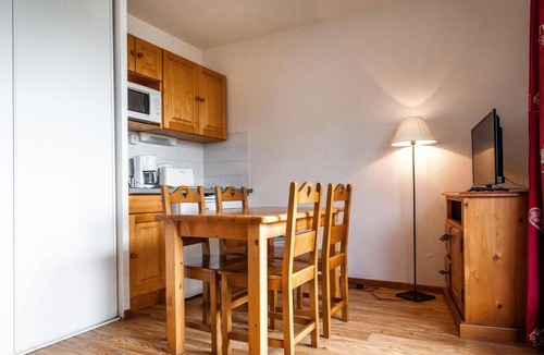 Besse-et-Saint-Anastaise Apartment | Swimming pool, balcony, parking, tv, ski locker, 45m², Super Besse