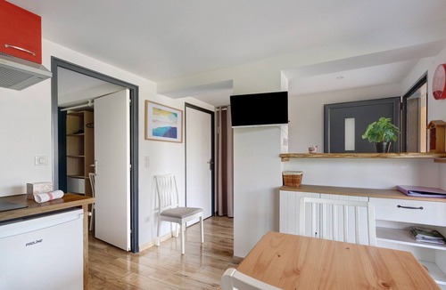 Salies-de-Bearn Apartment | T2 Antipuyou Apartment – Private Terrace, Wi-Fi & Air Conditioning