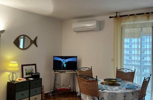 Le Port Apartment | T2 lumineux au port, climatisation, loggia avec vue, parking inclus - FR-1-696-93