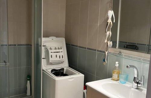 Le Port Apartment | T2 lumineux au port, climatisation, loggia avec vue, parking inclus - FR-1-696-93