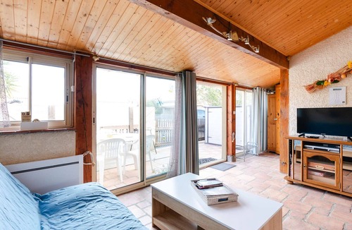 Les Ayguades Villa | T2 Mezzanine Pavilion near lagoon