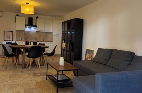 Cairanne Condo | T3 Chez Dylou 2 parental suites & sunshine!
