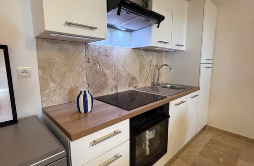 Cairanne Condo | T3 Chez Dylou 2 parental suites & sunshine!