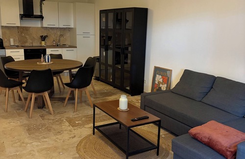 Cairanne Condo | T3 Chez Dylou 2 parental suites & sunshine!