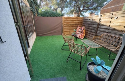 Cairanne Condo | T3 Chez Dylou 2 parental suites & sunshine!