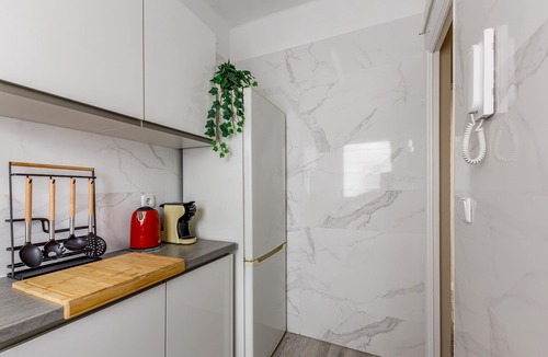 Sant Antoni Apartment | The 100sqm, 4 bedrooms, 3 baths apartment are in central Barcelona. 8 persons