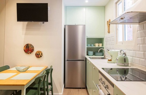 El Parc i la Llacuna del Poblenou Apartment | The apartment has a unique charm and personality, thanks to its stylish design. You’ll be surrounded by parks, great restaurants, local shops, and more. And to top it off, there’s a private balcony where you can relax.