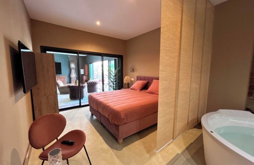 Torreilles Bed & Breakfast | The Colonial House, a Luxury Suite