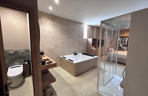 Torreilles Bed & Breakfast | The Colonial House, a Luxury Suite