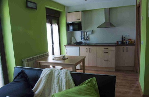 Acedo Apartment | THE HOUSE OF THE REBOUND. Study Matacan: Dorm. 135cm double bed, bathroom and kitchen-living room