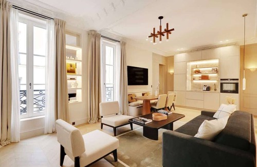 Les Halles Apartment | The Lander - Serviced 3BR/3BA - Louvre Rivoli I
