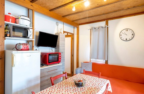 Hasparren House | The Little House 'Ortalon - Hasparren' with Shared Pool, Wi-Fi, and Air Conditioning