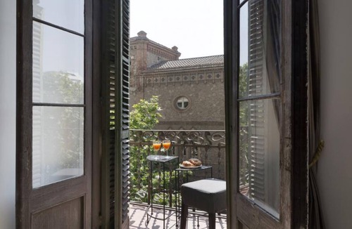 El Fort Pienc Apartment | THE ROYALS - Modernist building