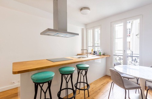 7th Arrondissement Apartment | Tour Eiffel - Invalides - Rénové