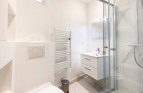 7th Arrondissement Apartment | Tour Eiffel - Invalides - Rénové