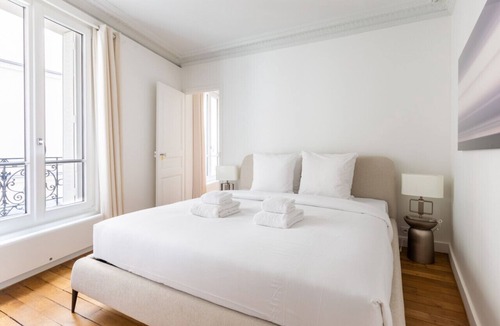 7th Arrondissement Apartment | Tour Eiffel - Invalides - Rénové