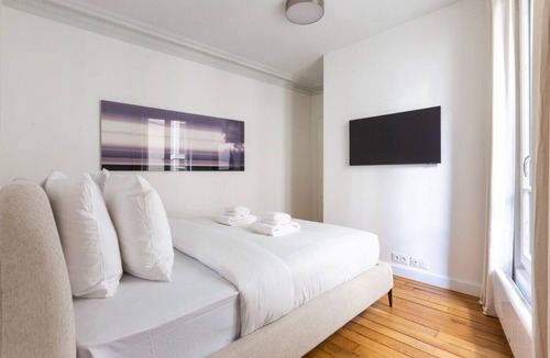 7th Arrondissement Apartment | Tour Eiffel - Invalides - Rénové