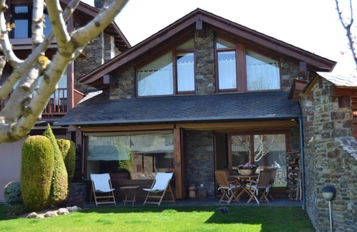 Soriguerola House | Townhouse 3 rooms Golf Fontanals, Fireplace, Garden, Views & Wi-Fi