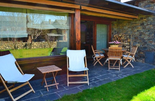 Soriguerola House | Townhouse 3 rooms Golf Fontanals, Fireplace, Garden, Views & Wi-Fi