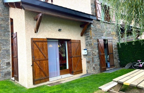 Sainte-Leocadie House | Townhouse 4 rooms Private Garden, Fireplace, Views & Wi-Fi