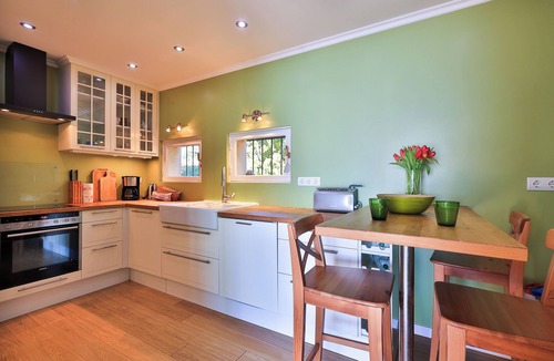 Les Issambres House | Tranquil family-friendly holiday home for eight persons with sea view