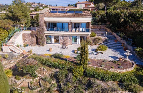 Les Issambres House | Tranquil family-friendly holiday home for eight persons with sea view