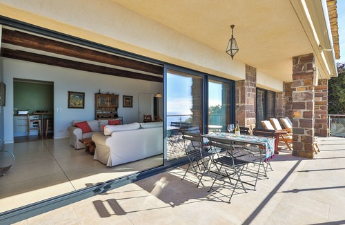 Les Issambres House | Tranquil family-friendly holiday home for eight persons with sea view