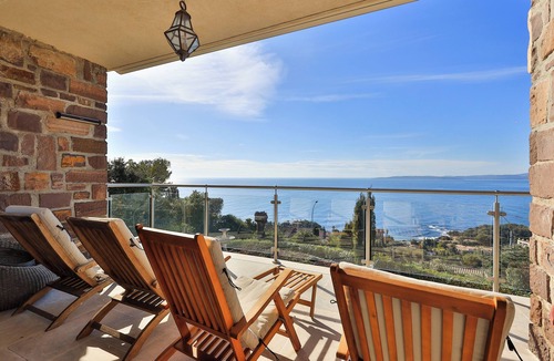 Les Issambres House | Tranquil family-friendly holiday home for eight persons with sea view