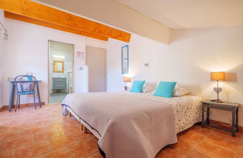 Laurac-en-Vivarais Bed & Breakfast | Turquoise Guest Room, Shared Terrace & Garden, Wi-Fi