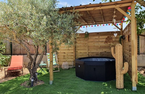 Carpentras House | Un Mas en Provence' gite and balneotherapy for two
