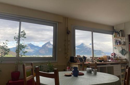 Seyssinet-Pariset House | Une chambre calme dans mon appartement avec vue