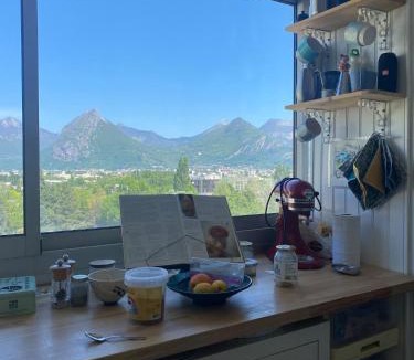 Seyssinet-Pariset House | Une chambre calme dans mon appartement avec vue